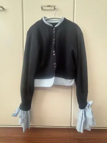 Bibiy 리본 소매 가디건 네이비