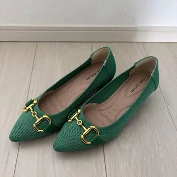 그린 스틸레토 펌프스 골드 장식