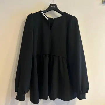 유나이티드 애로우즈 페플럼 spongy 펄 블랙 상의