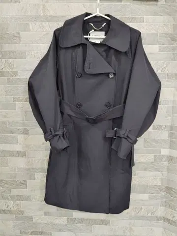 다크 그레이 트렌치코트