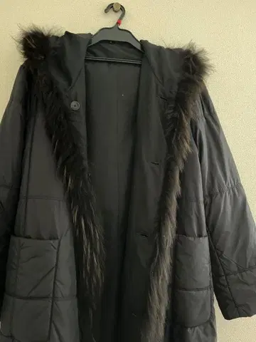 블랙 후드 부착 퍼 롱 코트 리버서블