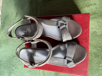 REGAL 그레이 스트랩 샌들