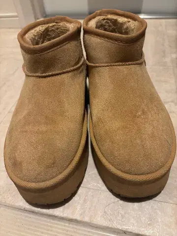 베이지 스웨이드 숏 어그 부츠