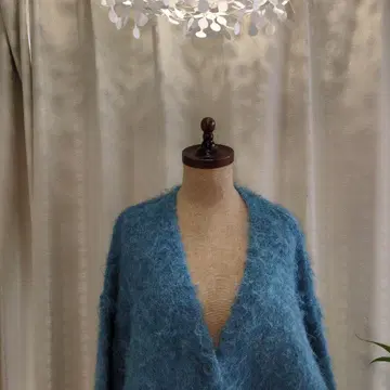 파란 모헤어풍 버튼 달린 가디건