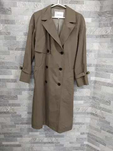 베이지 더블 브레스트 트렌치코트