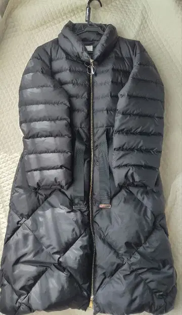 두클라쎄 블랙 스탠드 카라 롱 다운 코트