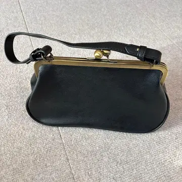 블랙 가죽 핸드백 플랩식