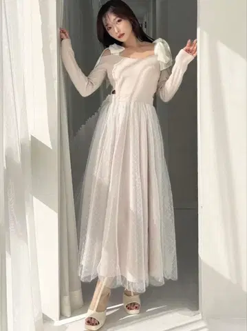 RESEXXY 샤이니 플레어 원피스 베이지