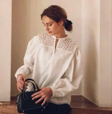 [택 포함 새상품] OHGA 플라워 레이스 블라우스