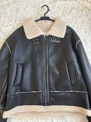 합성 피혁 보아 옷깃 무스탕 코트