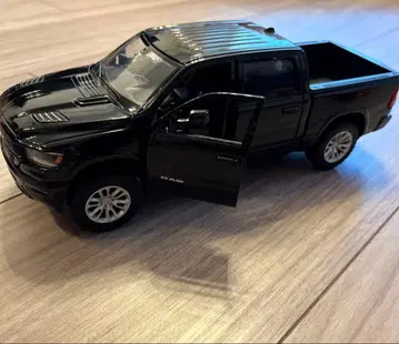 RAM 1500 블랙 미니카