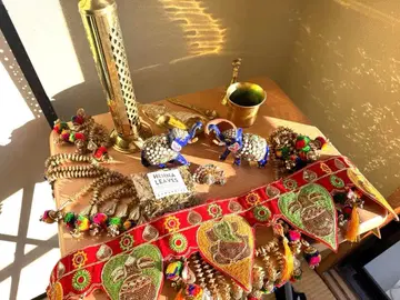 전통적인 장식품 다색 자수