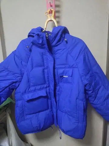 파란색 다운 자켓 후드 부착