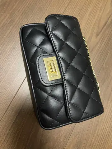 [ 새상품 ] 오렌티 오엔티 블랙 숄더백 골드 금장 장식