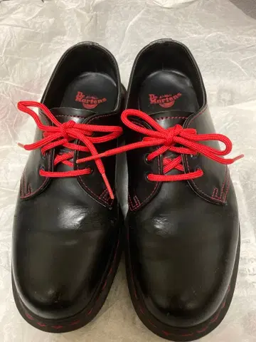 Dr. Martens 블랙/레드 레이스업 슈즈