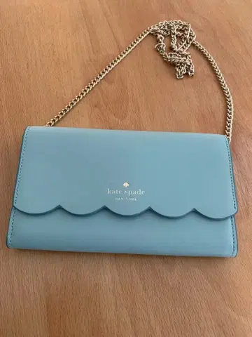 케이트 스페이드 스카이블루 스캘럽 장지갑 체인 포함