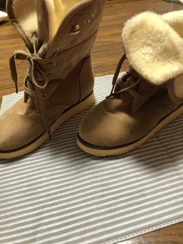 베이지 스웨이드 어그 부츠 롱과 숏으로 사용할 수 있습니다.