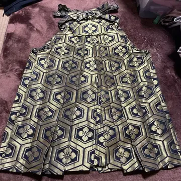 광택 있는 네이비 컬러와 골드 컬러 하카마