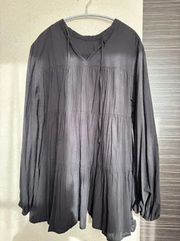 Discoat 전후 2WAY 티어드 튜닉 블라우스