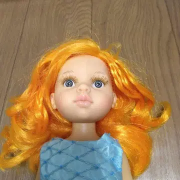 오렌지색 머리카락의 프릴 달린 인형
