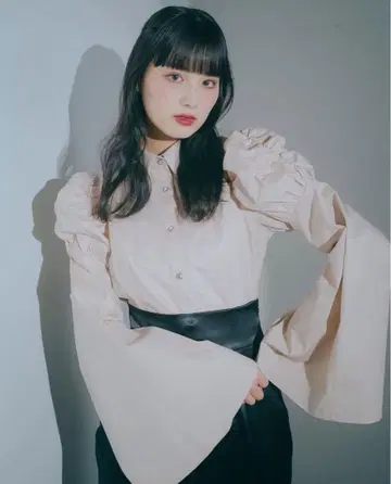 로망슈알 벨 슬리브 비쥬 블라우스 Romansual