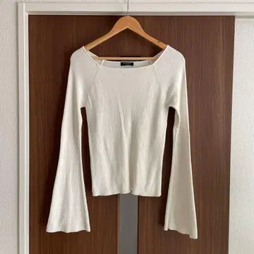 야누크 플레어 슬리브 니트