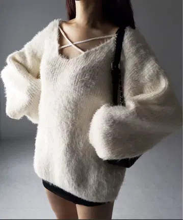 me+em select 크로스 스트랩 컷 아웃 루즈 샤기 니트