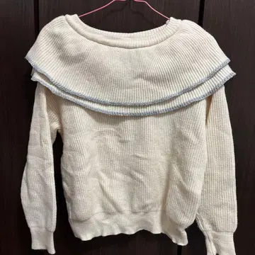 아이보리 프릴 긴팔 니트 스웨터