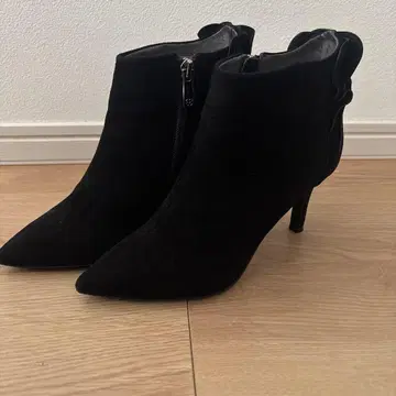 STACCATO 프릴 장식 블랙 스웨이드 숏부츠 23cm