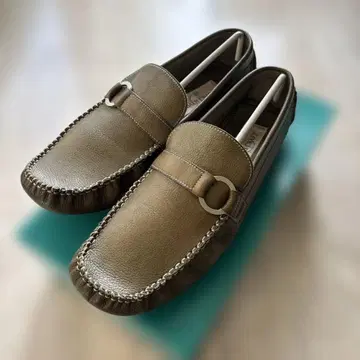 새상품 올리브 그린 가죽 모카신 로퍼