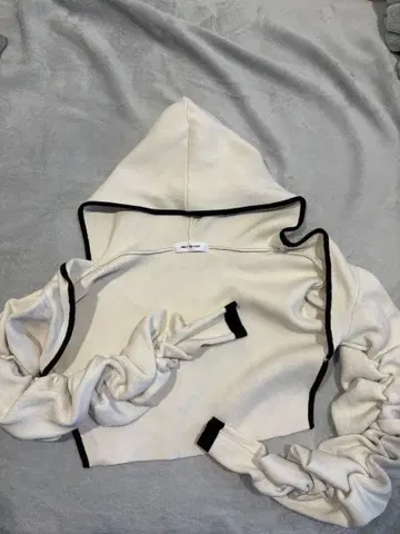 아이보리 후드 부착 상의