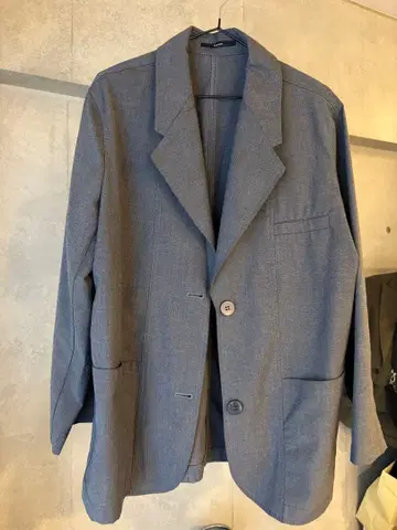 그레이 버튼 달린 자켓