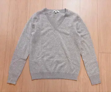 새상품급 유니클로 캐시미어 100% 그레이 V넥 M 사이즈
