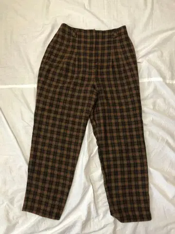 브라운 계열 체크 무늬 슬랙스