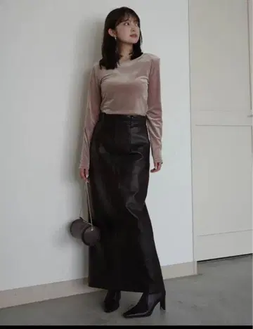 아뉴앙스 벨로아 크롭 컷 상의 핑크 베이지