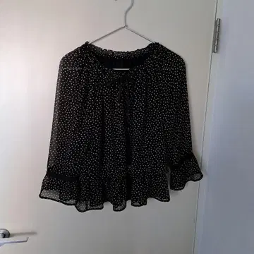 블랙 도트 무늬 반소매 블라우스