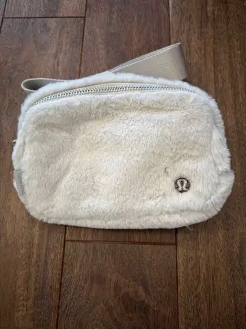 룰루레몬 바디백 화이트