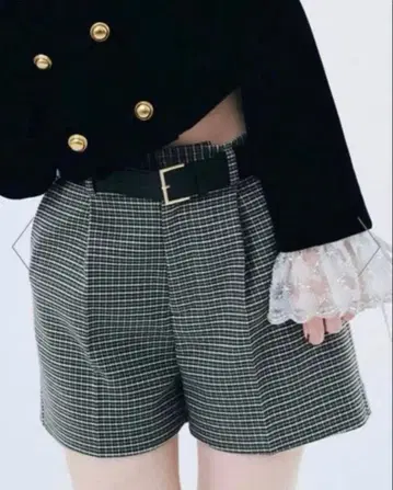 LILY BROWN 벨트 포함 하이웨스트 숏팬츠