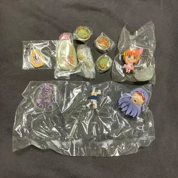 애니메이션 캐릭터 피규어와 키링 세트