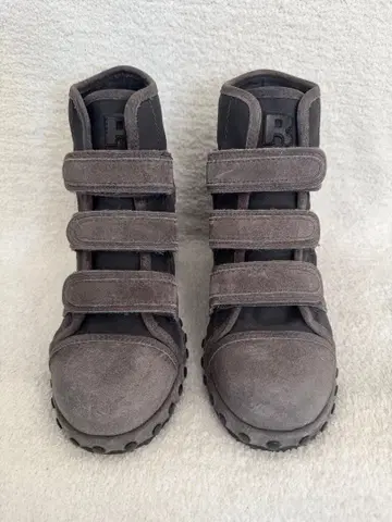 루코라인 스웨이드 스터드 벨크로 통굽 하이컷 인힐 스니커즈