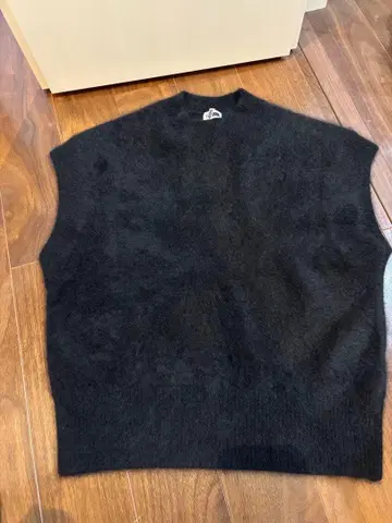 블랙 컬러 니트 베스트 H beauty&youth