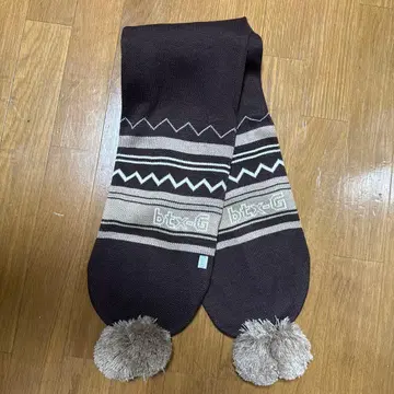 btx-G 기하학 패턴 브라운 머플러 폼폼 포함