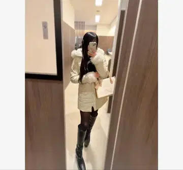 크림색 후드 부착 다운 자켓