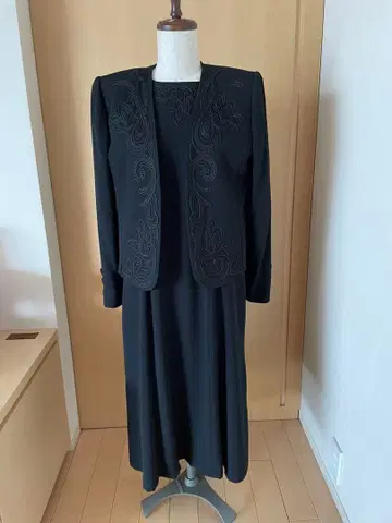 니나리치 블랙 포멀 수트