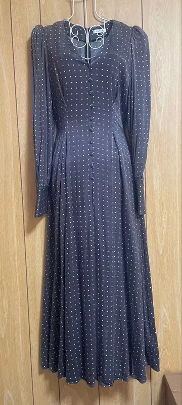 브라운 도트 무늬 긴팔 맥시 드레스