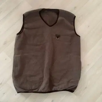 마운틴 리서치 V넥 플리스 베스트