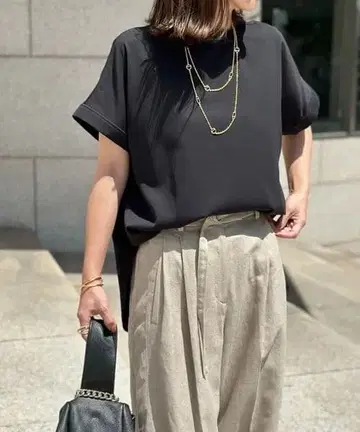 엠마 테일러 백 지퍼 조젯 T 블라우스 블랙