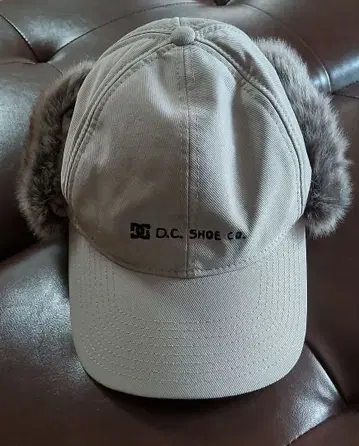 D.C. SHOE CO. 퍼 달린 캡