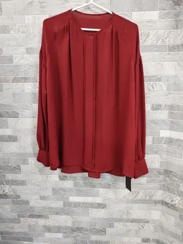 빨간색 긴팔 블라우스 백 플리츠 디자인