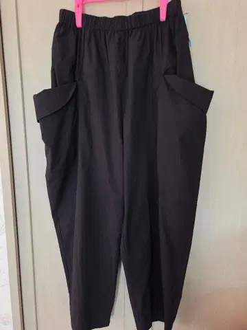 블랙 와이드 팬츠 큰 포켓 포함